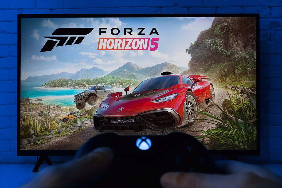 Man playing Forza Horizon 5 on PC with Xbox Controller
