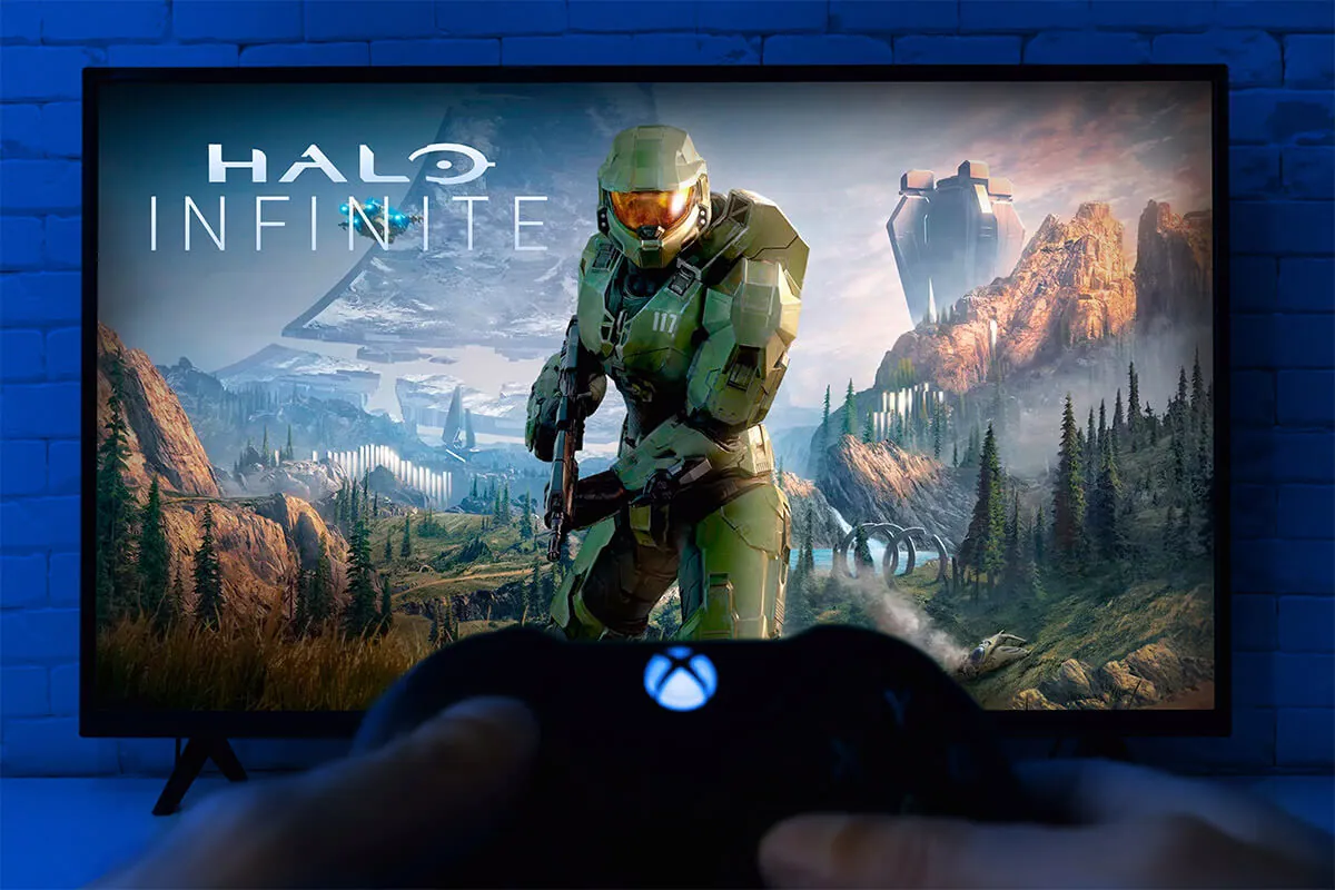 Play Halo Infinity on TV with Xbox controller.